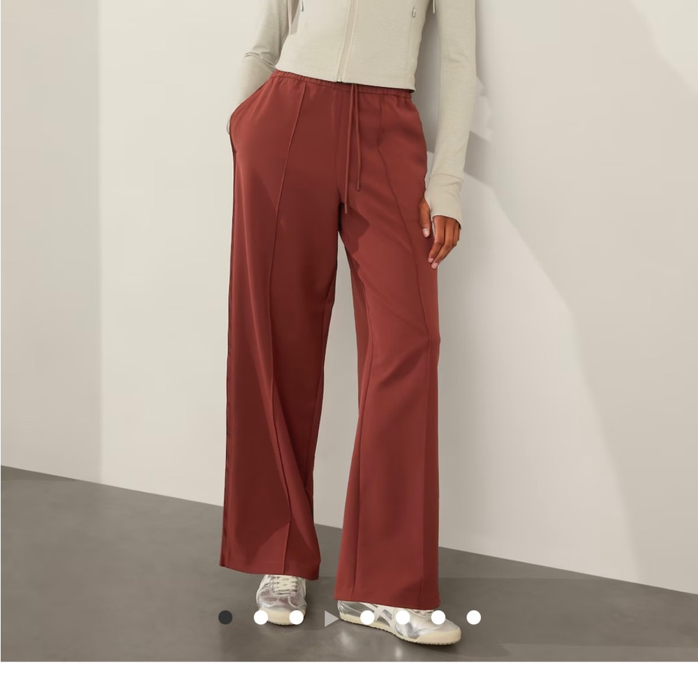 Brand New Endeavor High Rise Relaxed Fit Pant
Color: Cherrywood
Size: Small